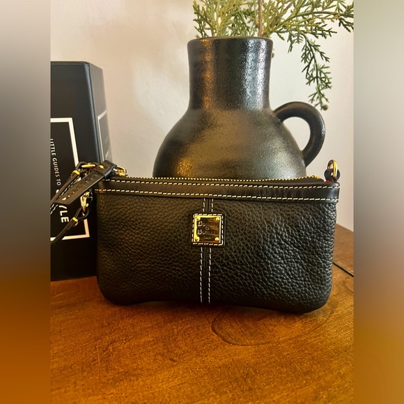 Dooney & Bourke Wristlet/Pouchette - Picture 1 of 11